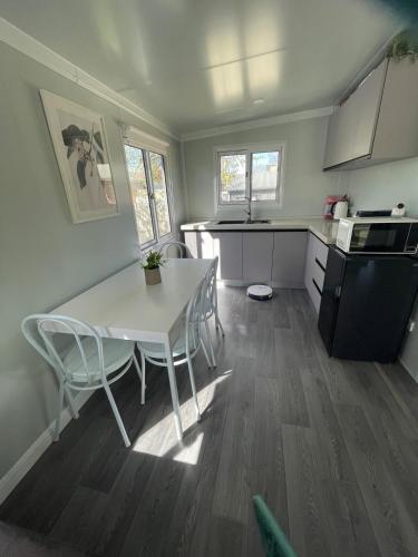 Dapur atau dapur kecil di Cabin in Central Wagga