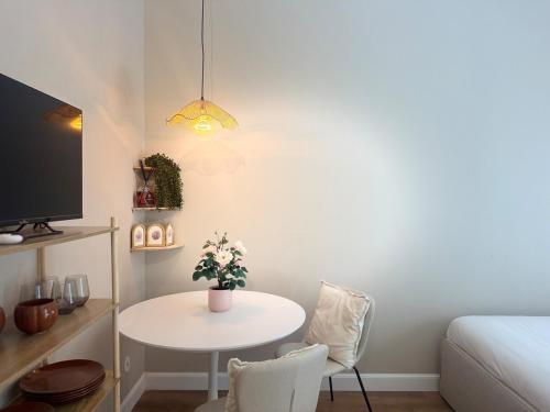 MCH Navigli - 6 stops to Duomo, modern studio with ac and wifi