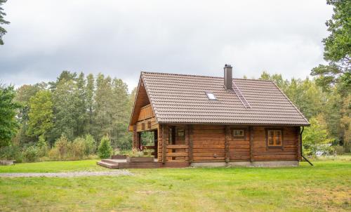 a log cabin in the middle of a field at Mere Holiday Home in Yarve-Keskranna