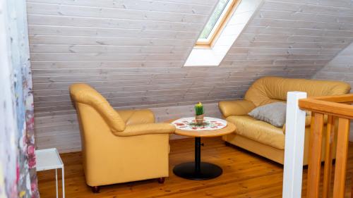 a living room with a couch and a table at Mere Holiday Home in Yarve-Keskranna