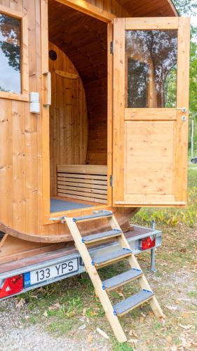 a wooden house on the back of a truck with a ladder at Mere Holiday Home in Yarve-Keskranna