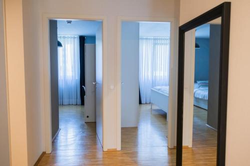 Habitación con 2 espejos y 1 dormitorio con 1 cama. en Design-Apartment -Garten -Parken, en Böblingen