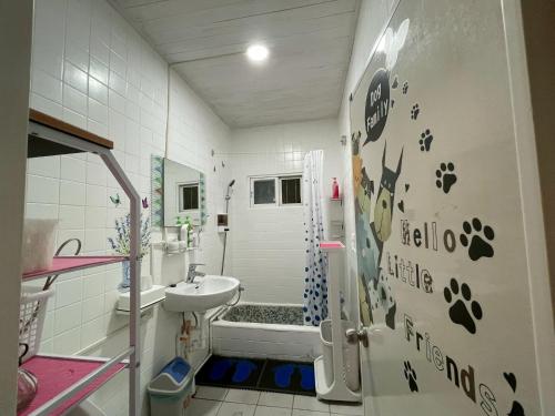 Un baño con ducha, lavabo e inodoro. en Green Fu Spa Homestay, en Kaohsiung