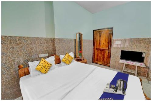 Ένα ή περισσότερα κρεβάτια σε δωμάτιο στο HOTEL GATEWAY INN Near Dakhineswara Kali Temple And Bus Stand- Fully Air Conditioning - A Premium Hotel In Bhadrak