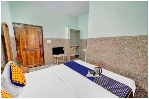 Μια τηλεόραση ή/και κέντρο ψυχαγωγίας στο HOTEL GATEWAY INN Near Dakhineswara Kali Temple And Bus Stand- Fully Air Conditioning - A Premium Hotel In Bhadrak