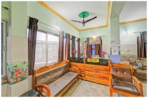 Χώρος καθιστικού στο HOTEL GATEWAY INN Near Dakhineswara Kali Temple And Bus Stand- Fully Air Conditioning - A Premium Hotel In Bhadrak