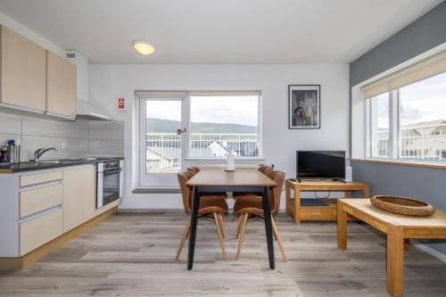 Η κουζίνα ή μικρή κουζίνα στο LL Properties - H81 Downtown Apartment With a View