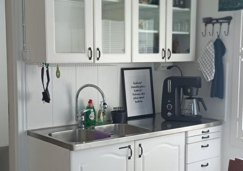 Kuchyň nebo kuchyňský kout v ubytování Huoneistomajoitus Unelma Mäntyharju