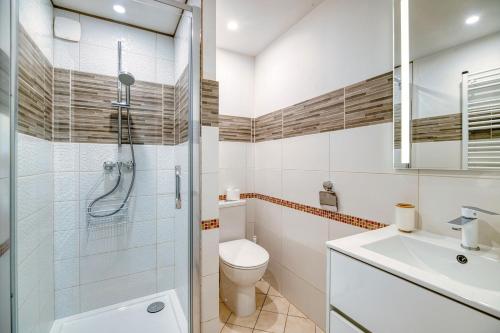a bathroom with a shower and a toilet and a sink at Le Clos Rilda en Bounet in Villefranche-de-Lauragais