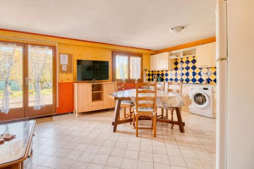 a kitchen with a table and a dining room at Le Clos Rilda en Bounet in Villefranche-de-Lauragais