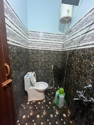 Un baño pequeño con inodoro y lavabo. en Panmozhi residency, en Tiruvannāmalai