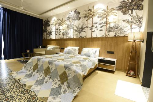 a bedroom with a large bed with a large mural of palm trees at Hotel Eutopia in Morjim