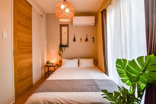 Postel nebo postele na pokoji v ubytování 3minutes walk from the station 3LDK Direct access to Namba in 6 minutes Free parking Convenient location