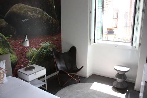 A seating area at Moon Hill Hostel Sintra