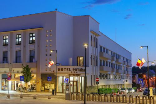 un edificio de hotel con banderas delante en Potaissa Hotel, en Turda