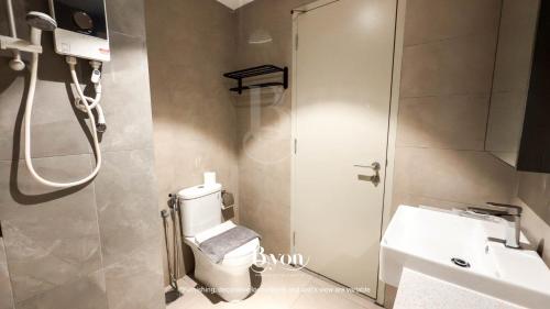un bagno con doccia, WC e lavandino di Paxtonz Premium Suites Petaling Jaya a Petaling Jaya