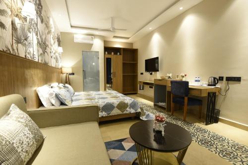 a hotel room with a bed and a desk at Hotel Eutopia in Morjim