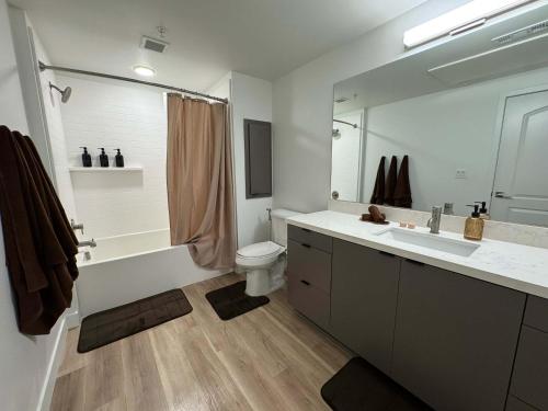 Ένα μπάνιο στο Modern Oasis 10 Min from Disneyland With Pool & GYM