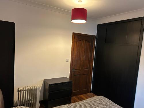 Postel nebo postele na pokoji v ubytování Apartment - Clonlyne House