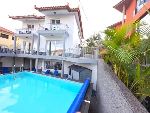 a view of a building with a swimming pool at RODRIGUES ViLLA in Funchal