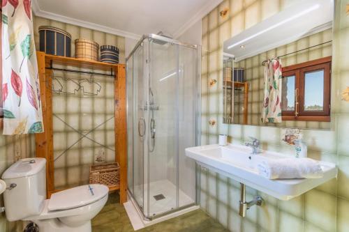 ein Badezimmer mit Toilette, Waschbecken und Dusche in der Unterkunft Casa Valfonda in Torres de Barbués