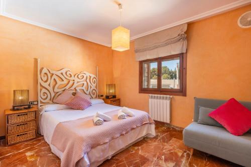 ein Schlafzimmer mit einem großen Bett und einer Couch in der Unterkunft Casa Valfonda in Torres de Barbués