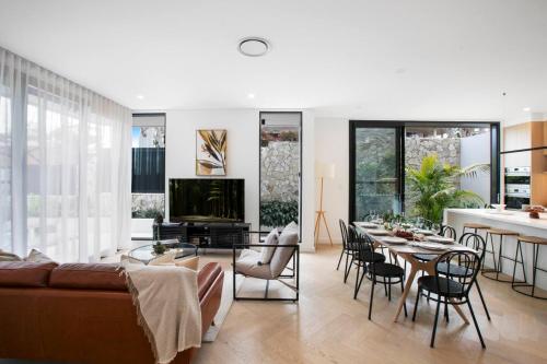 Μια τηλεόραση ή/και κέντρο ψυχαγωγίας στο Stylish Coastal Retreat Near Cronulla Beach