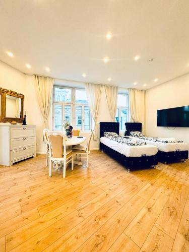 Private Rooms in Stylish 3-Bedroom Apartment Near Kaufpark Alterlaa