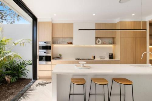 Η κουζίνα ή μικρή κουζίνα στο Stylish Coastal Retreat Near Cronulla Beach