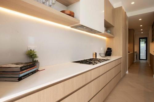 Η κουζίνα ή μικρή κουζίνα στο Stylish Coastal Retreat Near Cronulla Beach