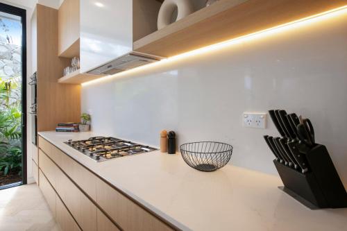 Η κουζίνα ή μικρή κουζίνα στο Stylish Coastal Retreat Near Cronulla Beach