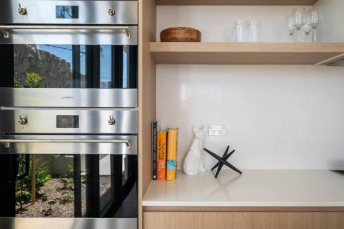 Η κουζίνα ή μικρή κουζίνα στο Stylish Coastal Retreat Near Cronulla Beach