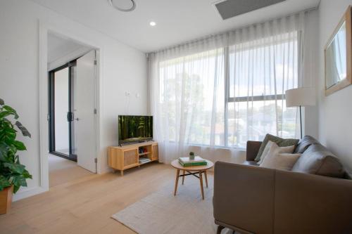 Μια τηλεόραση ή/και κέντρο ψυχαγωγίας στο Stylish Coastal Retreat Near Cronulla Beach