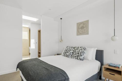 Ένα ή περισσότερα κρεβάτια σε δωμάτιο στο Stylish Coastal Retreat Near Cronulla Beach