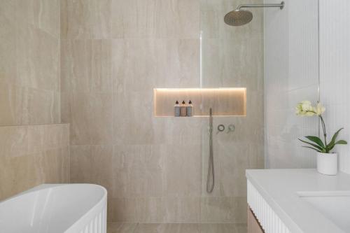 Ένα μπάνιο στο Stylish Coastal Retreat Near Cronulla Beach