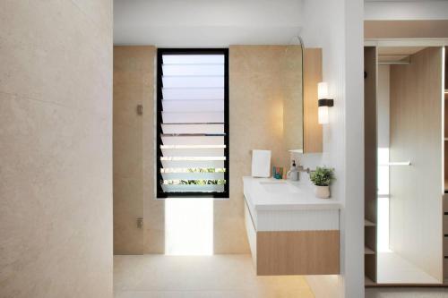 Ένα μπάνιο στο Stylish Coastal Retreat Near Cronulla Beach