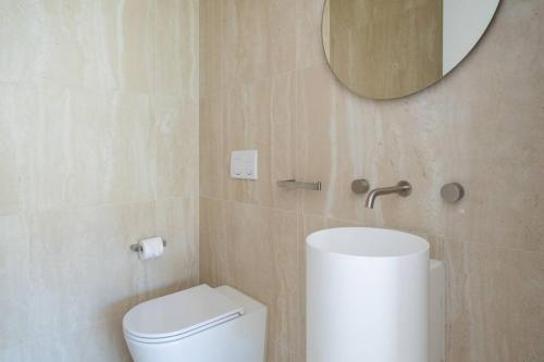 Ένα μπάνιο στο Stylish Coastal Retreat Near Cronulla Beach