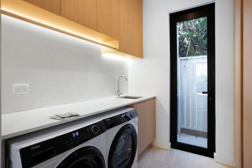 Η κουζίνα ή μικρή κουζίνα στο Stylish Coastal Retreat Near Cronulla Beach