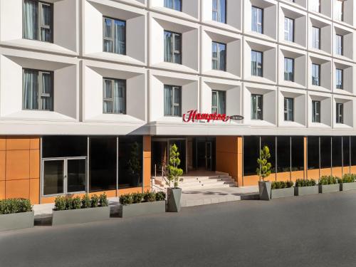 Una representación del frente del hotel. en Hampton By Hilton Istanbul Sisli, en Estambul