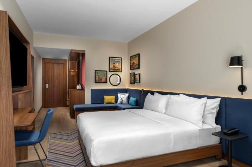 Hampton By Hilton Istanbul Sisli — Photo of the whole room