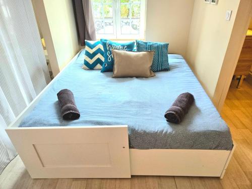 un lit avec deux oreillers dessus dans une chambre dans l'établissement Appartement lumineux proche Abbaye & Centre de Caen, à Caen