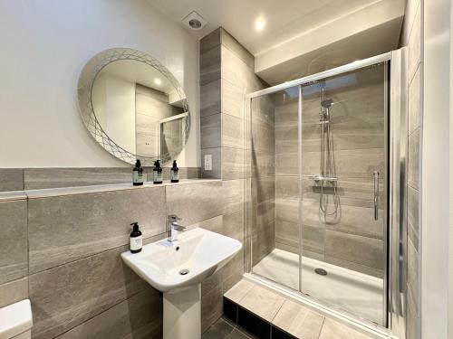 Ένα μπάνιο στο Flat 2, Waterloo Apartments