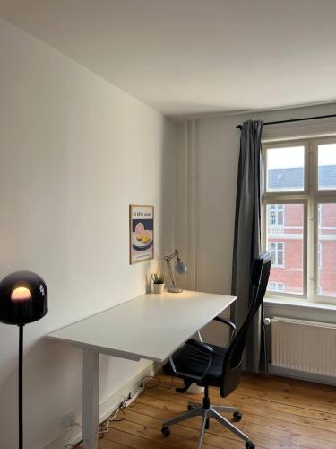 an office with a white desk and a chair at Stunning 6-Pax Valby in Copenhagen