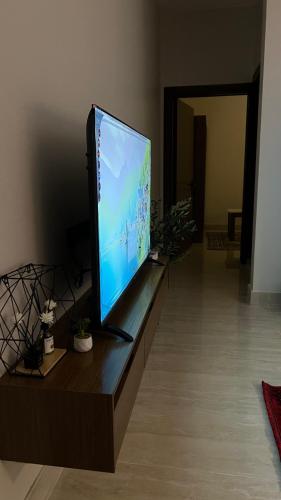 a flat screen tv sitting on top of a table at جناح أنيق عصري ملاذ بصالة وغرفة نوم in Al Kharj