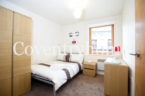 Una cama o camas en una habitación de Coventry Home