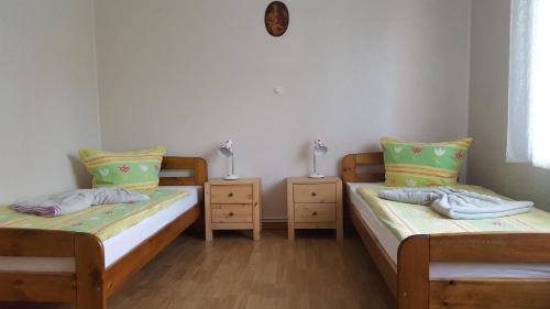 una camera con due letti e due comodini di An der Wilhelmshöhe a Lingen