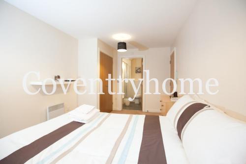 Una cama o camas en una habitación de Coventry Home