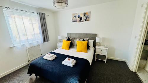 a bedroom with a bed with two towels on it at Spacious Ground Floor 2-Bed Flat - Patio, Parking - By Habitats in Southampton