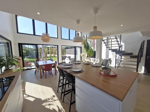 una cucina e un soggiorno con tavolo e sedie di Villa Locmaria a Loc-Maria-Plouzané