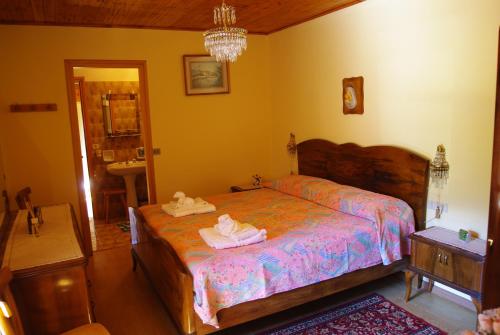 a bedroom with a bed with two towels on it at Casettina delle Dolomiti in Mezzano